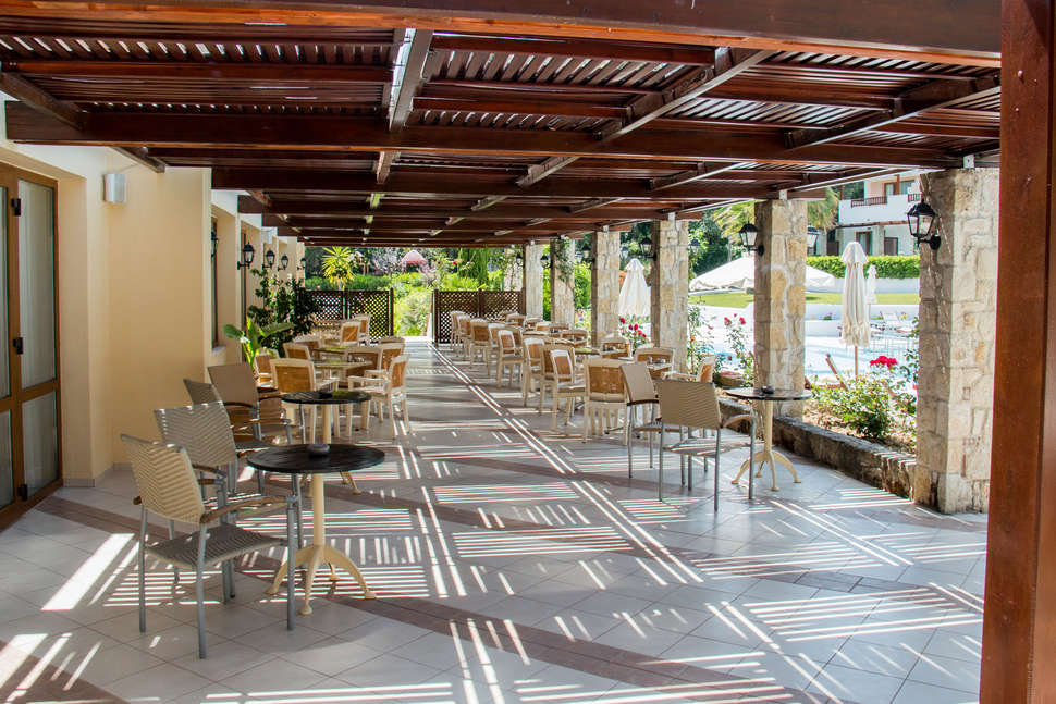 Een foto van het terras bij Hotel Aegean Melathron Thalasso & Spa