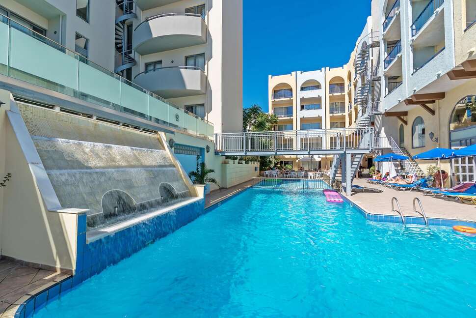 Een foto van het zwembad bij Lefkoniko Beach Hotel