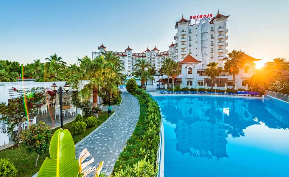 Een foto van het zwembad bij Serenis Hotel