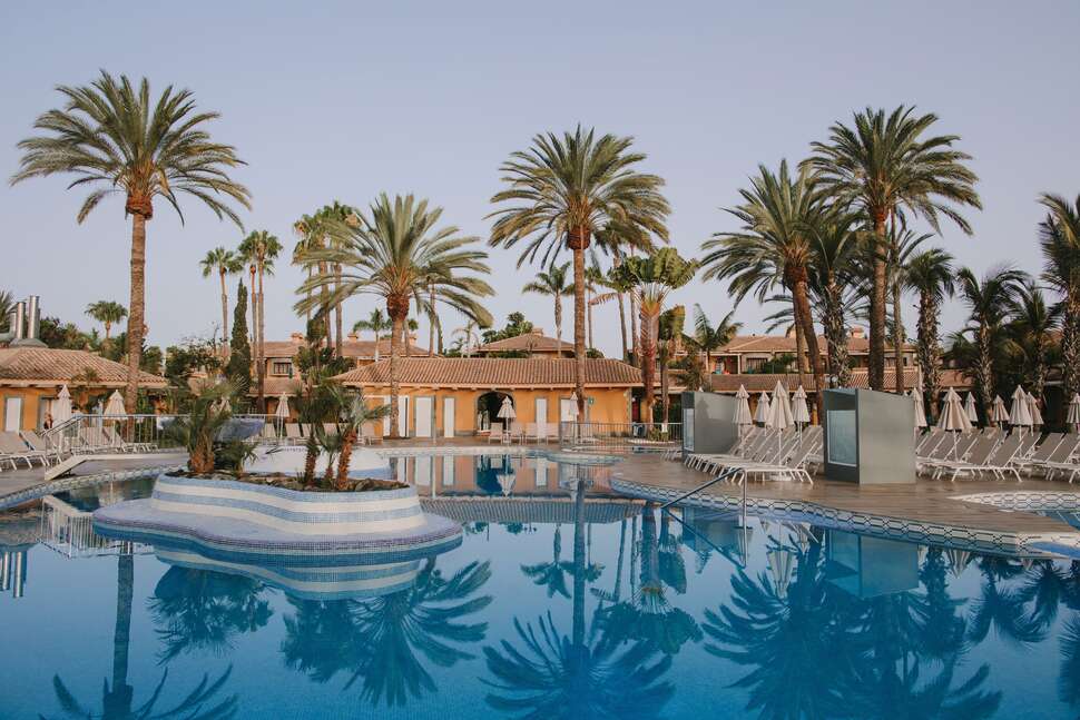 Een foto van het zwembad bij Suites & Villas by Dunas