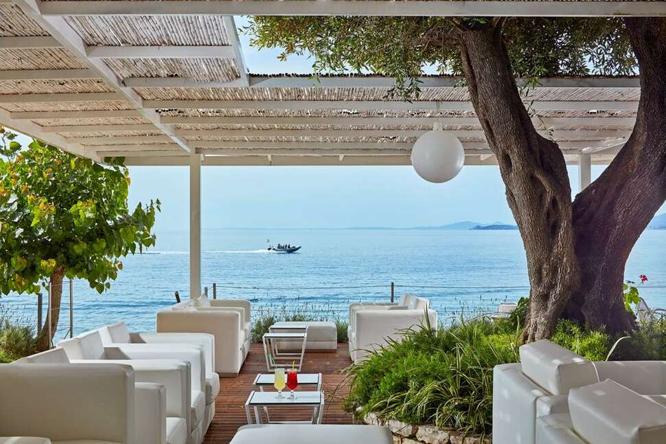 Een foto van het terras bij TUI Blue Atlantica Nissaki Beach