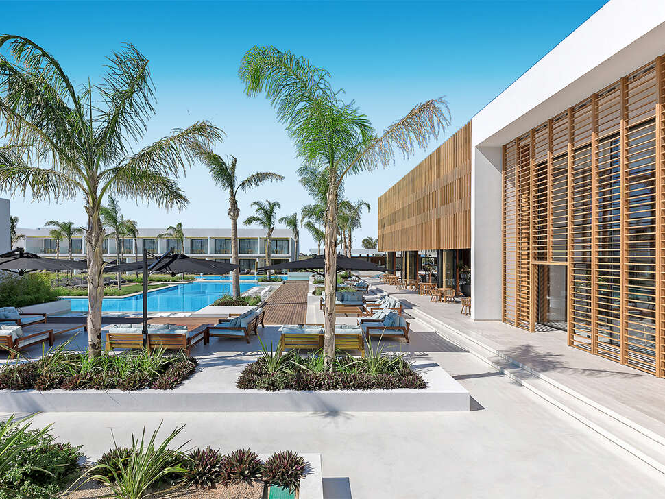 Een foto van het zwembad bij D’Andrea Lagoon Suites