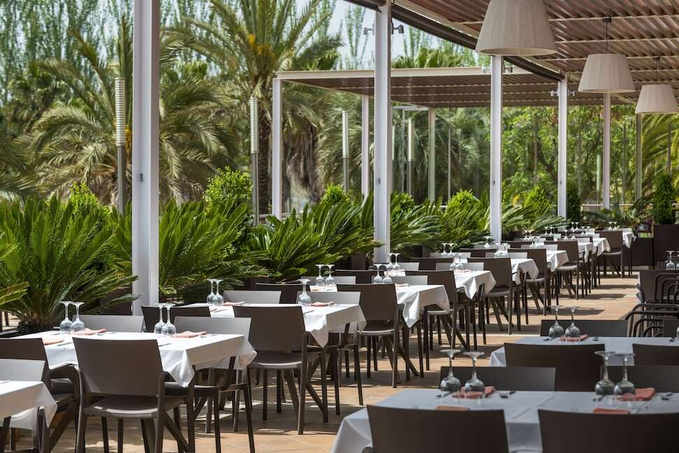 Een foto van het terras bij Costa Encantada Resort & Suites
