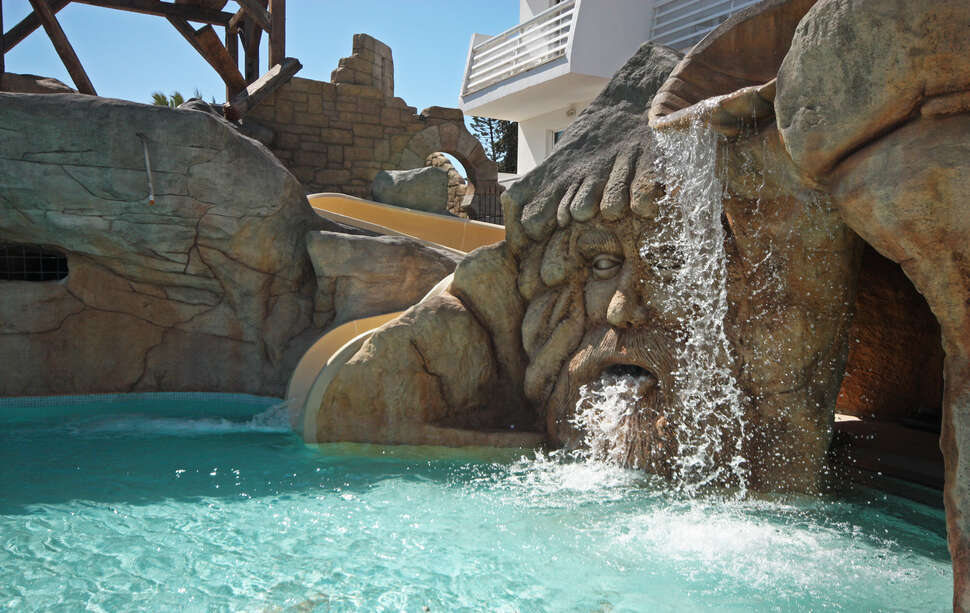 Ein Foto vom Pool im Pirates Village Apartments