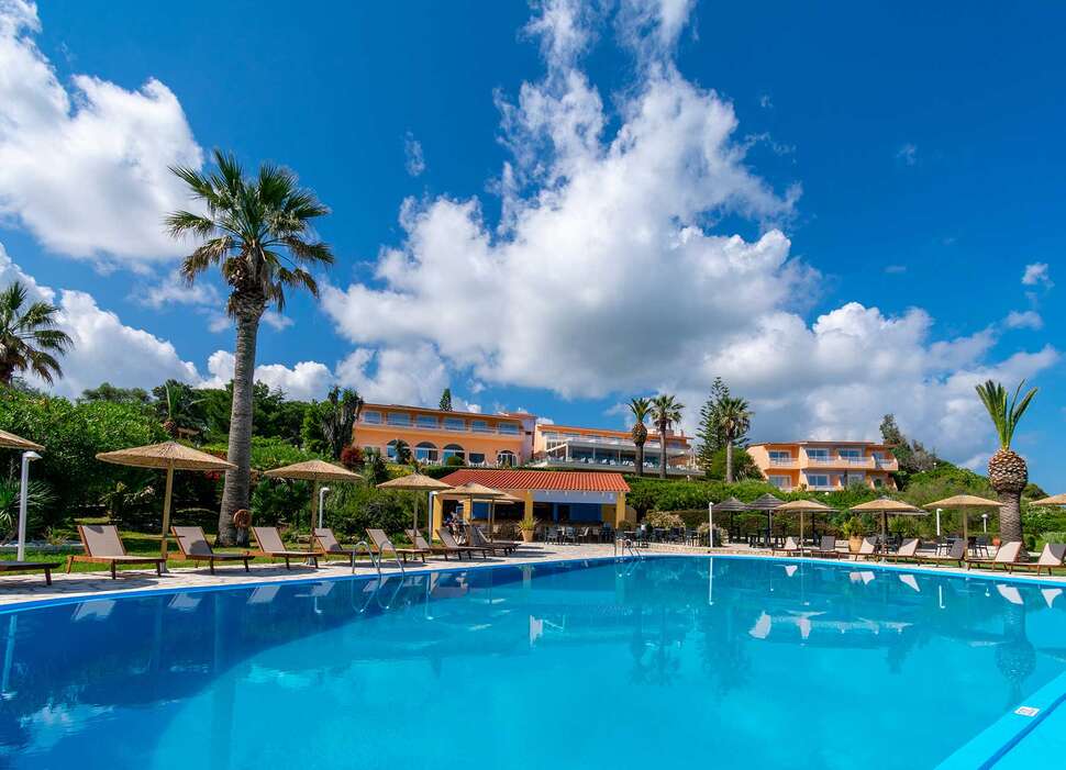 Ein Foto vom Pool im Hotel Ibiscus Corfu