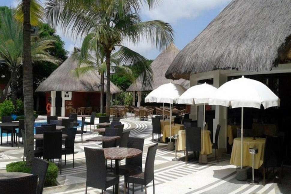 Een foto van het terras bij Royam Hotel