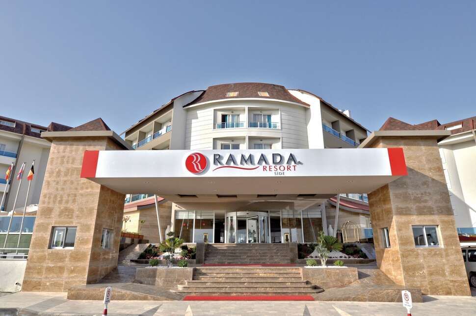 Een foto van de buitenkant van Ramada Resort By Wyndham Side