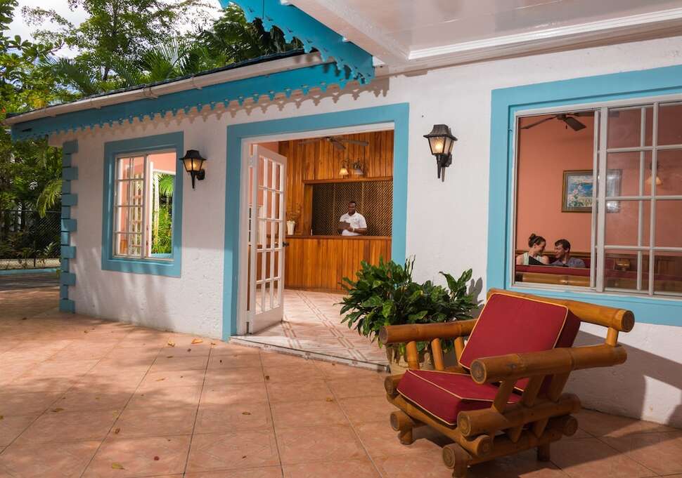 Een foto van de buitenkant van Legends Beach Resort