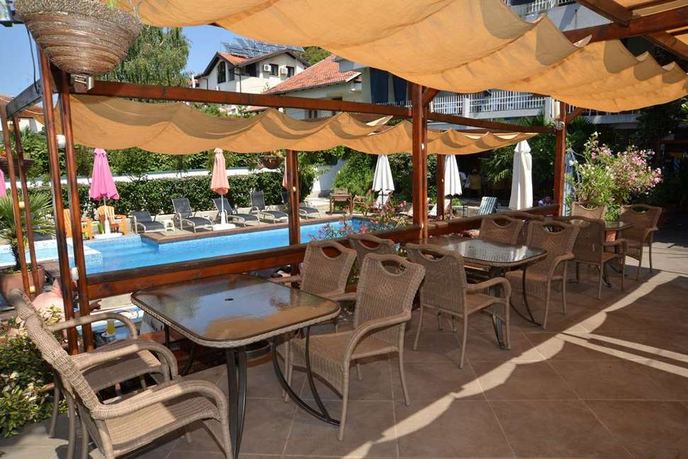 Een foto van het terras bij Villa Dionis