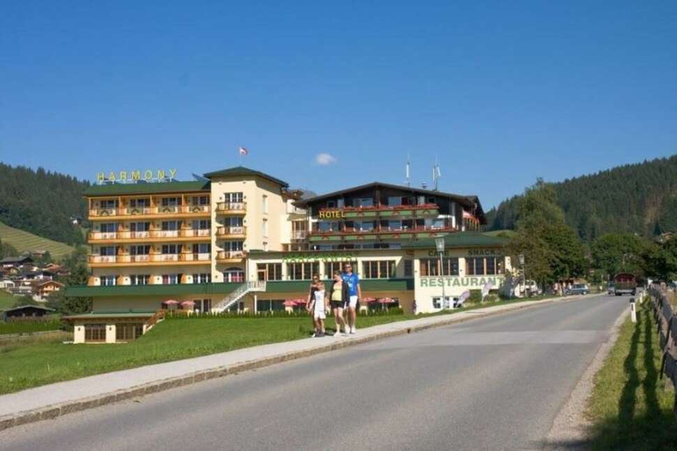 Een foto van de buitenkant van Hotel Harfenwirt