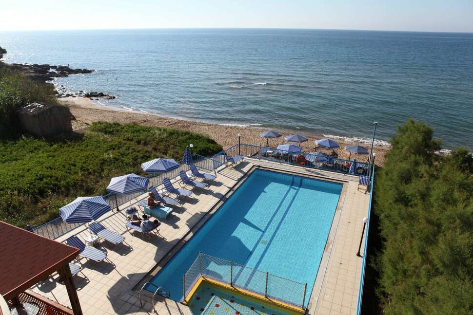 Ein Foto vom Pool im Danaos Beach Apartments