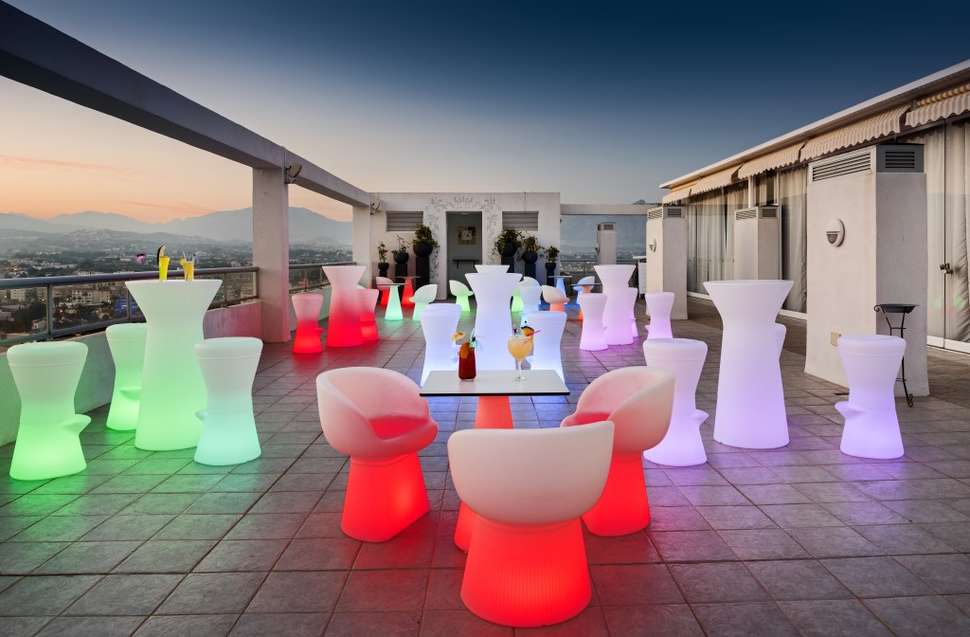 Een foto van het terras bij Sun Palace Albir