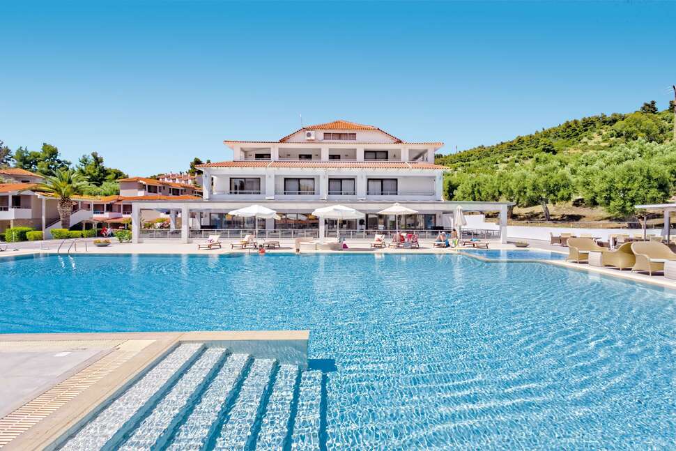 Een foto van het zwembad bij Lagomandra Beach Hotel & Suites