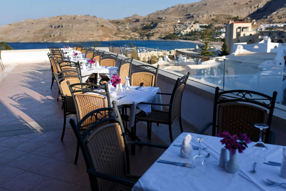 Ein Foto von der Terrasse im Lindos Village Resort & Spa