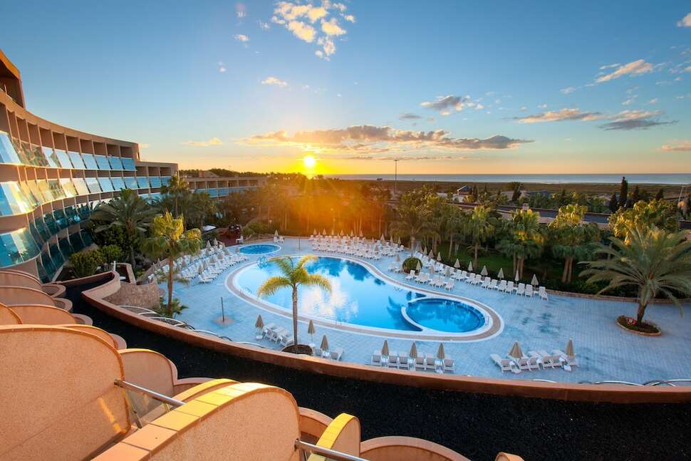 Een foto van het zwembad bij MUR Hotel Faro Jandia