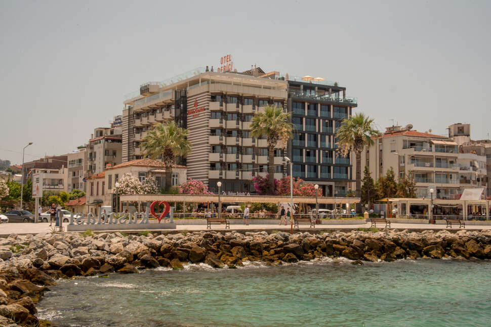 Een foto van de buitenkant van Hotel Derici