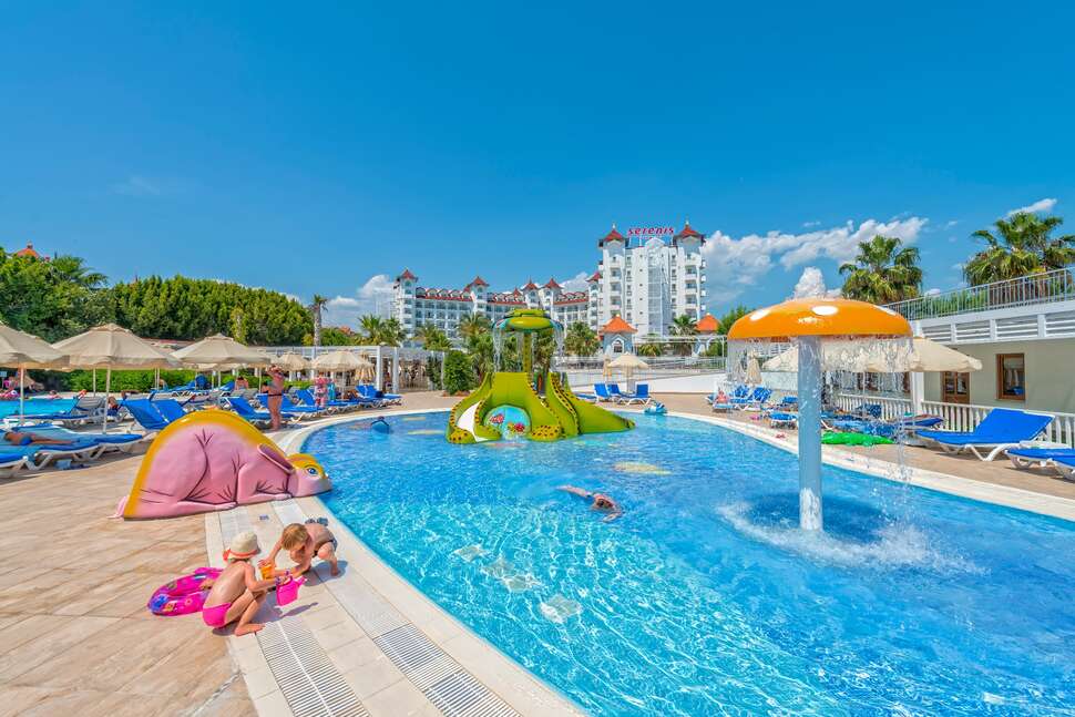Ein Foto vom Pool im Serenis Hotel