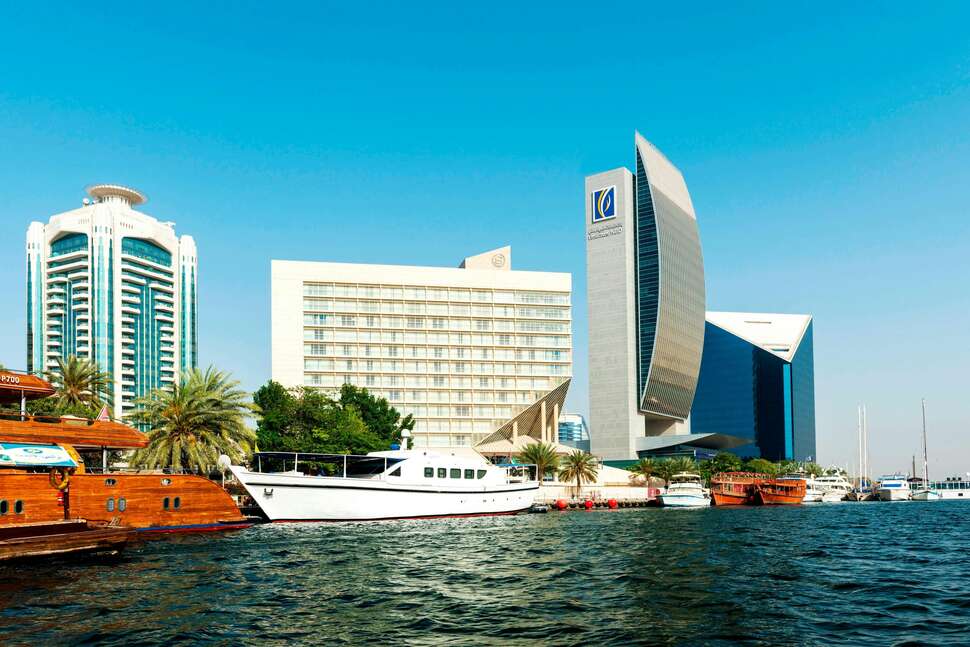 Ein Foto von der Außenansicht des Sheraton Dubai Creek Hotel & Towers
