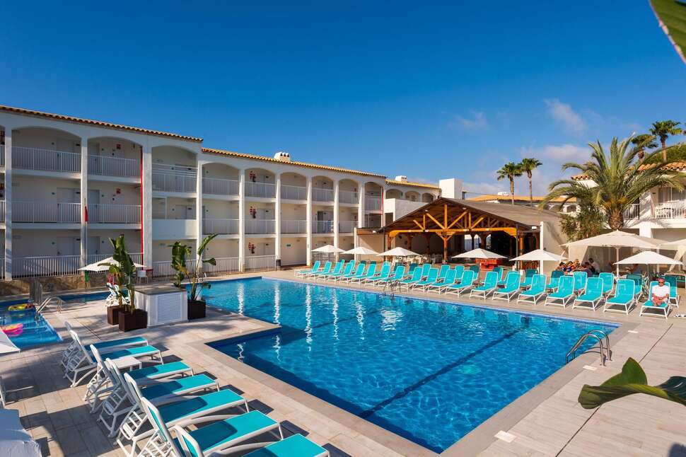 Een foto van het zwembad bij Hotel Vibra Cala Tarida