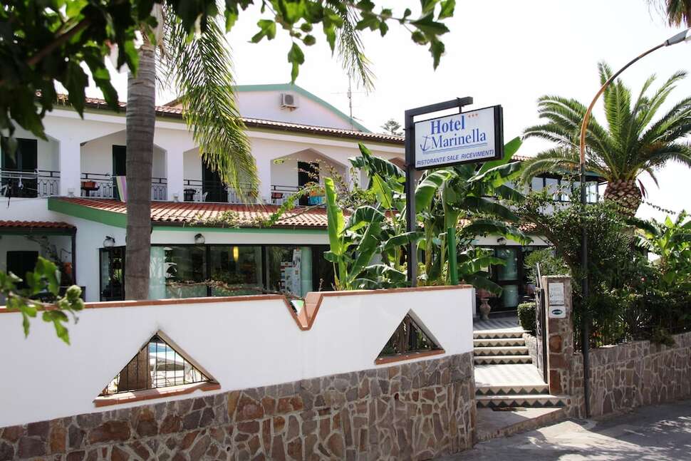 Ein Foto von der Außenansicht des Hotel Marinella