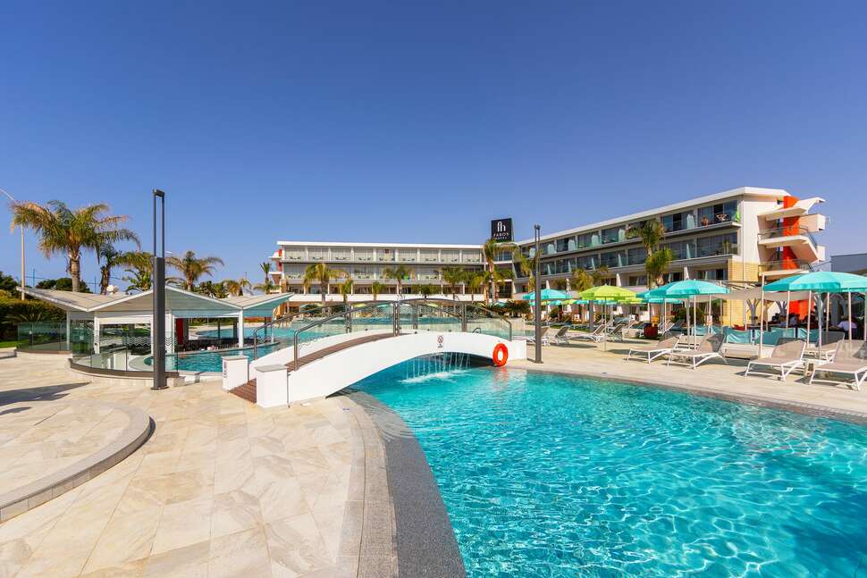 Een foto van het zwembad bij Faros Hotel