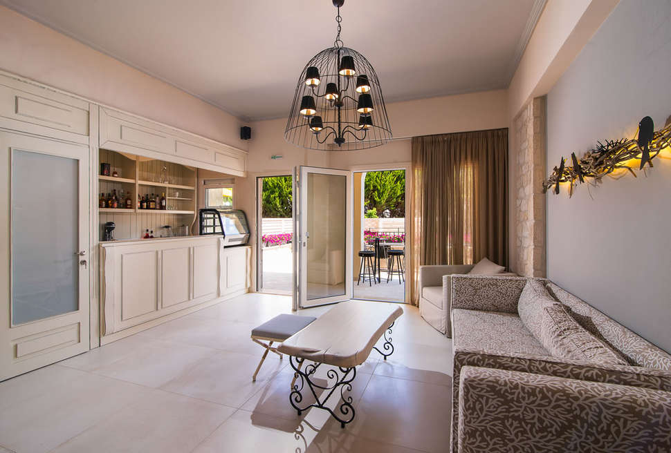 Een foto van het interieur van Neikos Mediterraneo Luxury Suites