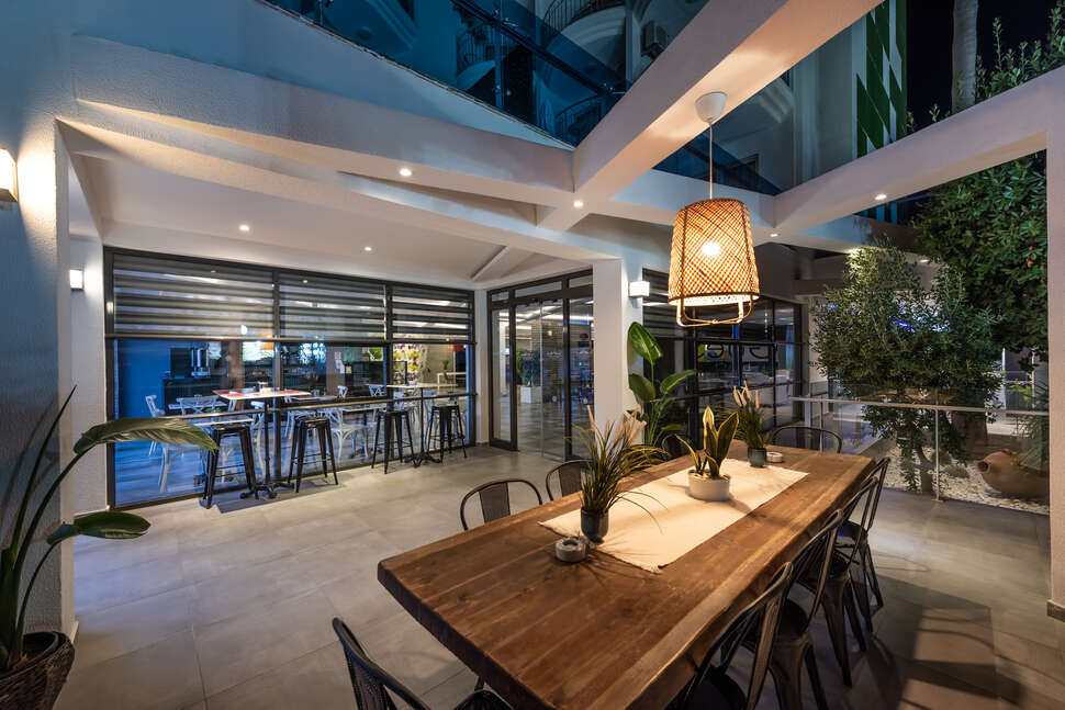 Een foto van het interieur van White City Beach Hotel