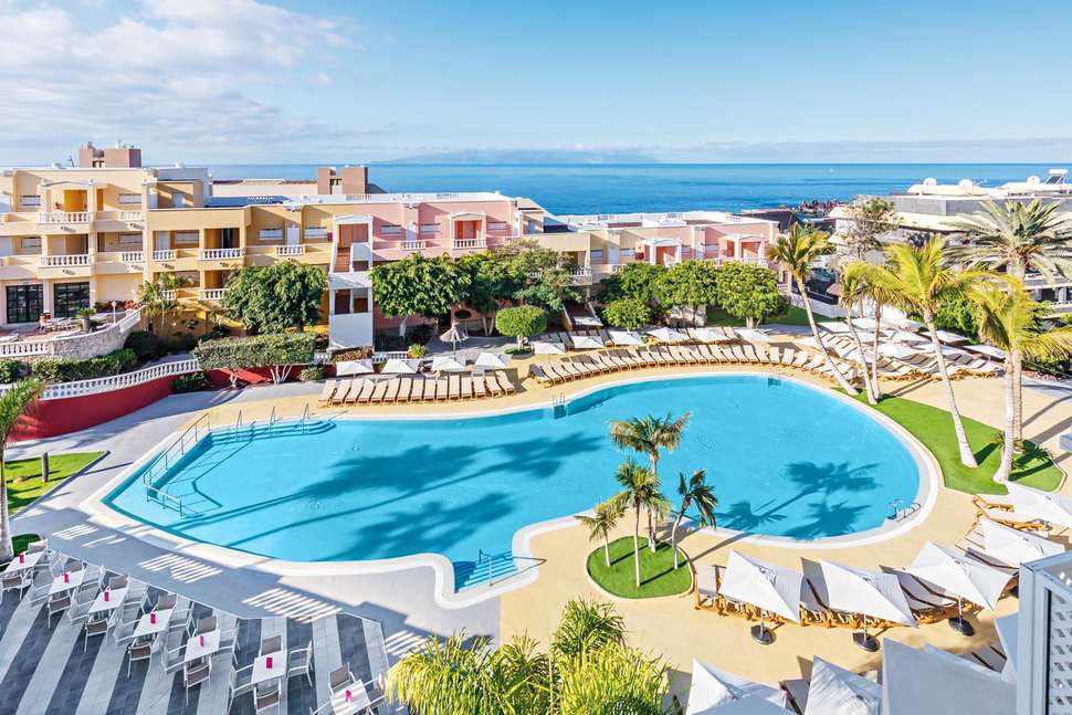 Een foto van het zwembad bij Servatur Isora Suites