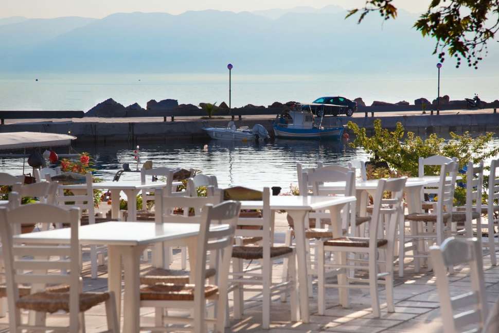Een foto van het terras bij Akrogiali Hotel