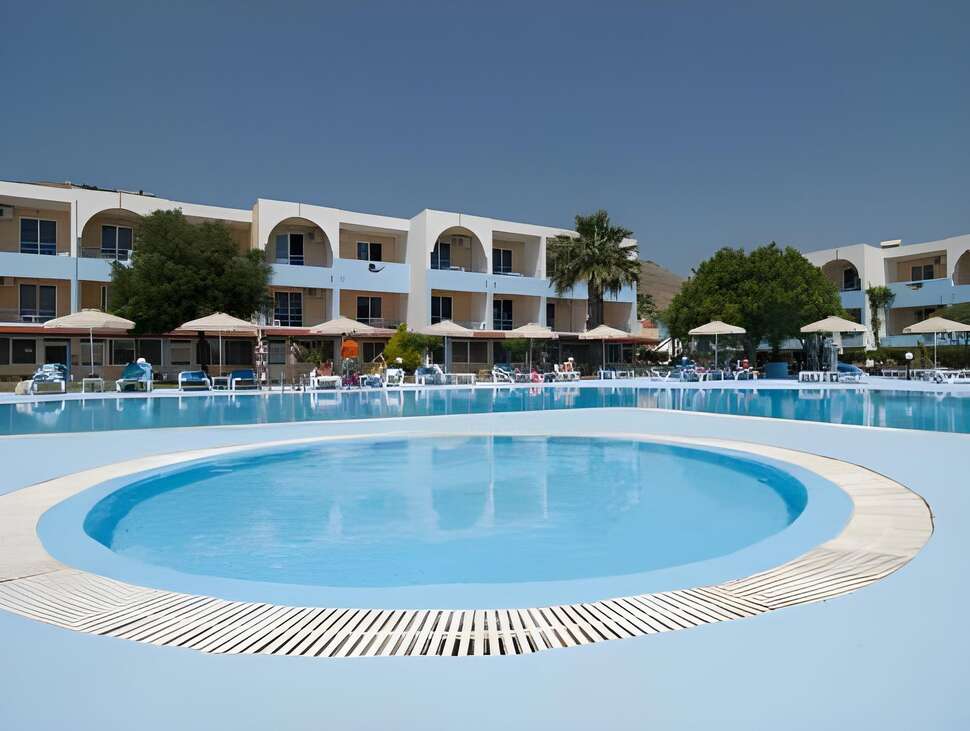 Een foto van het zwembad bij Lardos Bay Hotel