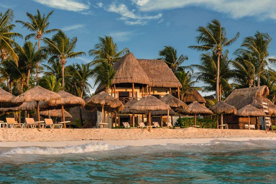 Een foto van het strand bij Mahekal Beach Resort