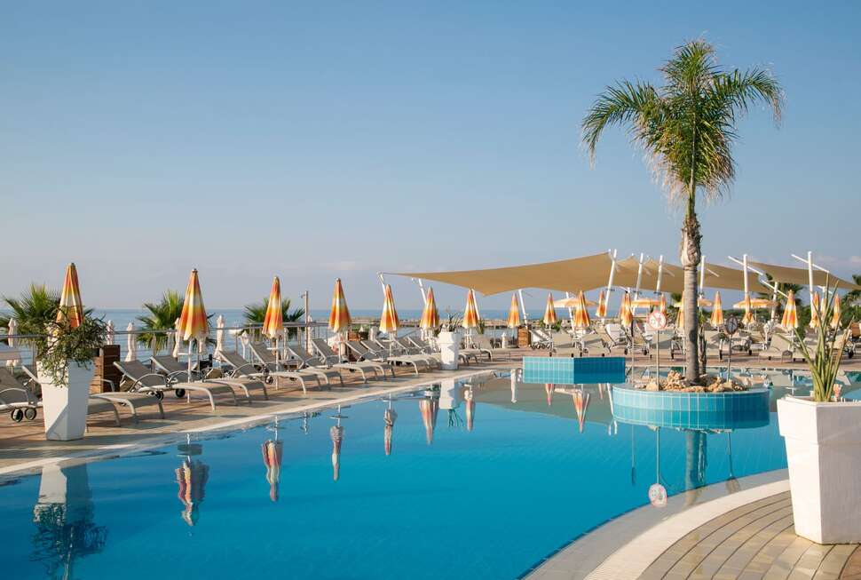 Een foto van het zwembad bij Asterias Beach Hotel