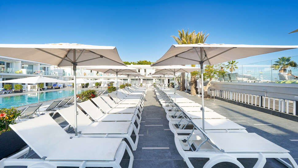 Ein Foto von der Terrasse im Ura Lara Adults Only
