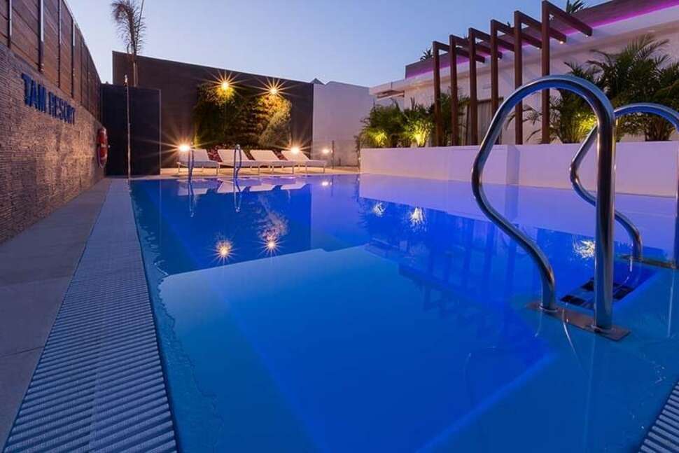 Een foto van het zwembad bij Silvi Villas