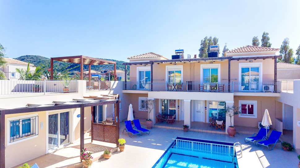Een foto van het zwembad bij Azure Beach Villas