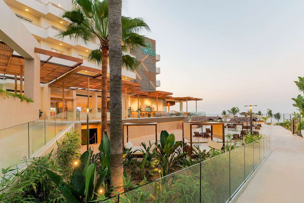 Ein Foto von der Außenansicht des Cavo Zoe Seaside Hotel