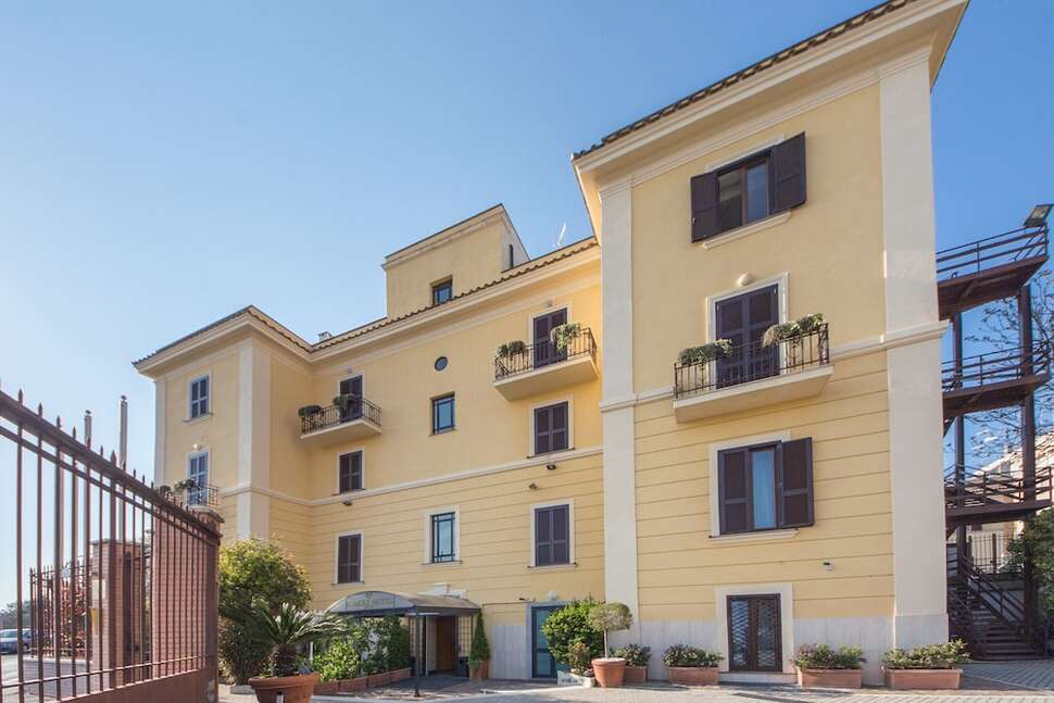 Een foto van de buitenkant van Romoli Hotel