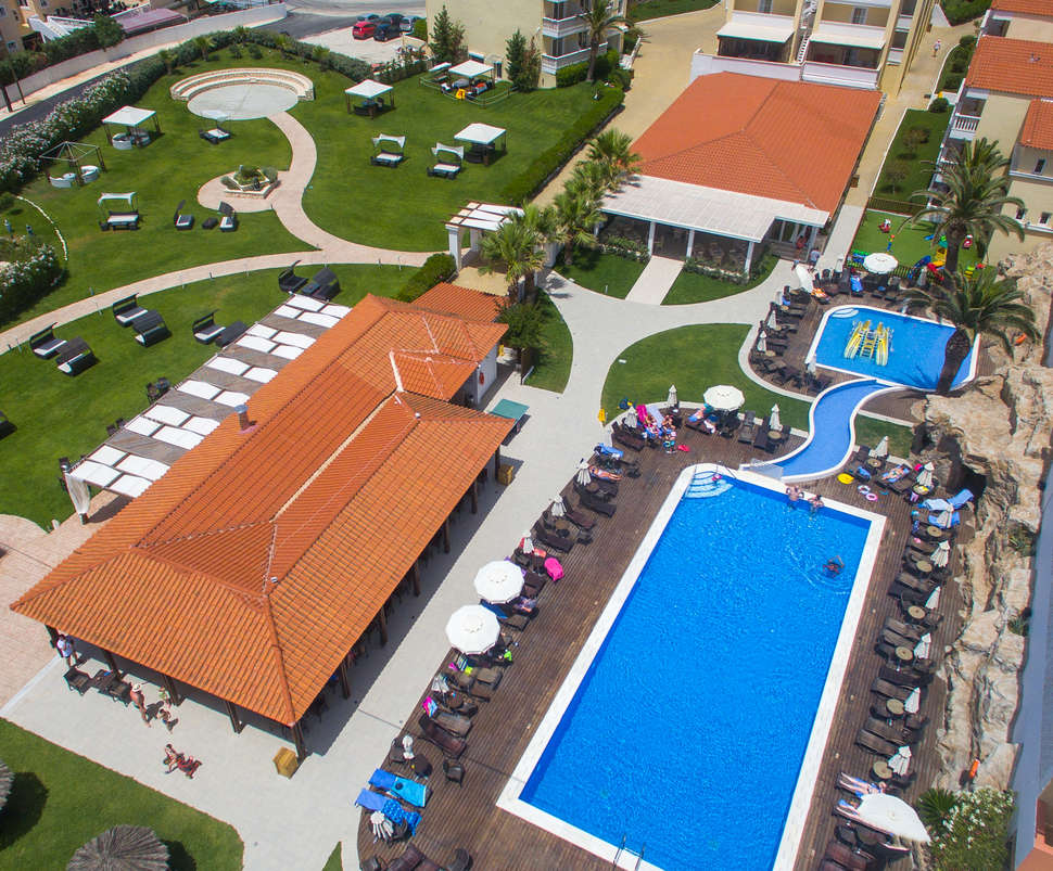 Een foto van een overzicht van Galaxy Beach Resort