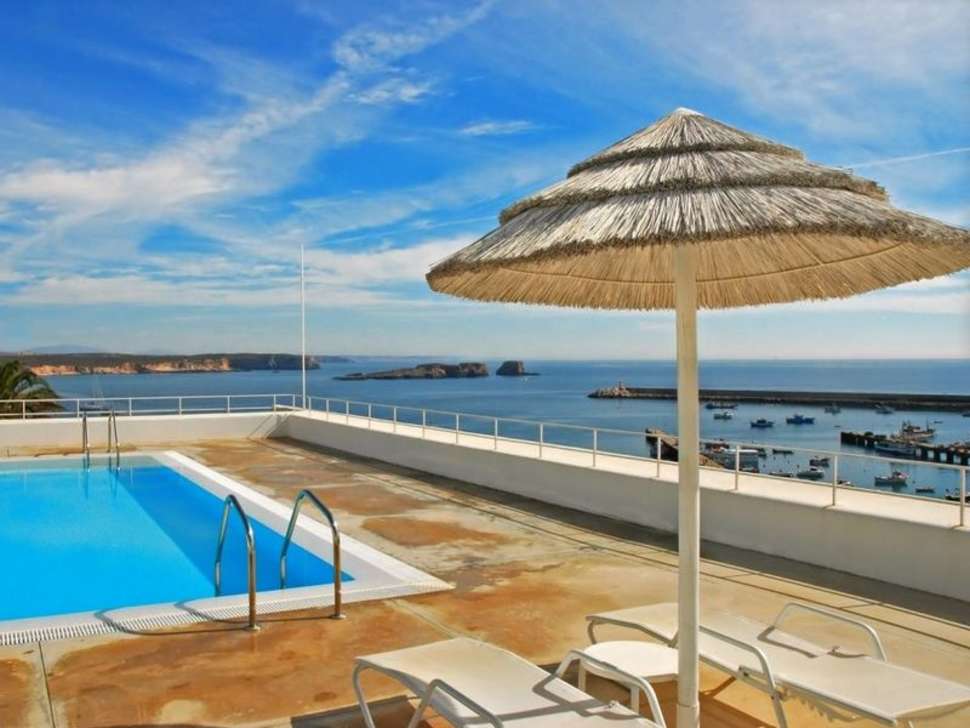 Ein Foto vom Pool im Memmo Baleeira Hotel