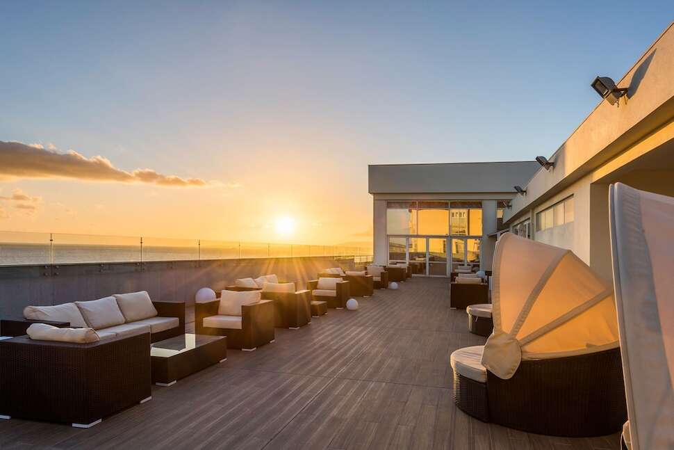 Een foto van het terras bij Tryp by Wyndham Lisboa Caparica Mar Hotel