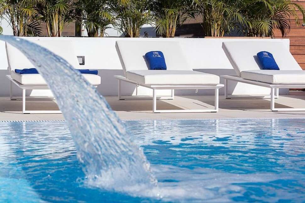Een foto van het zwembad bij Silvi Villas