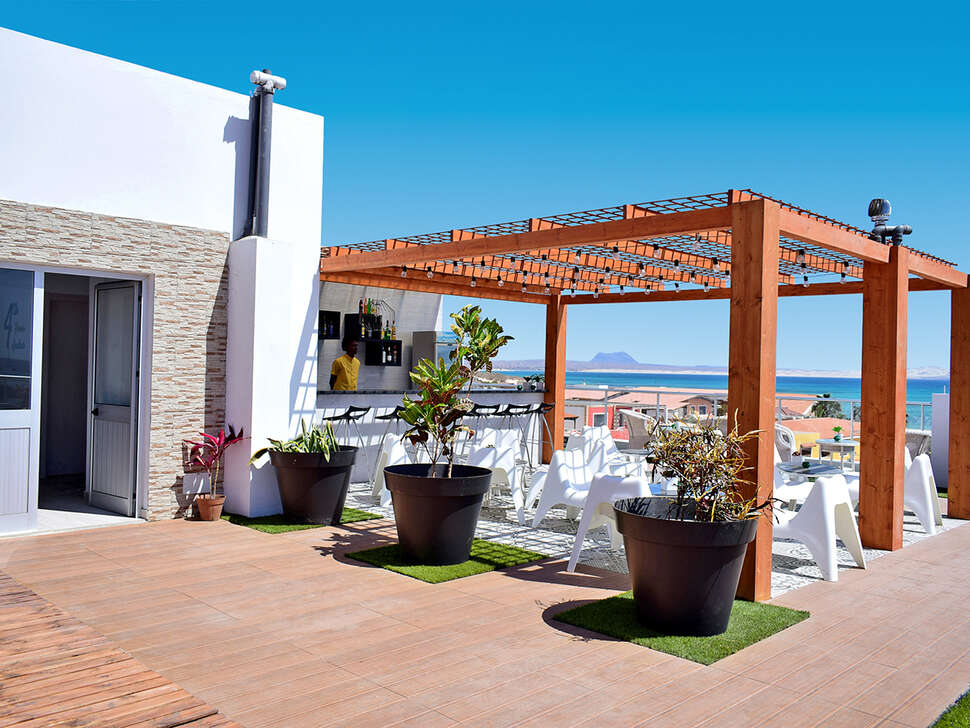 Een foto van het terras bij Ouril Hotel Agueda