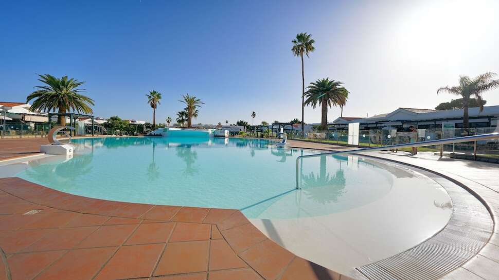 Een foto van het zwembad bij Maspalomas Lago