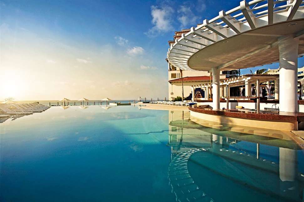 Een foto van het zwembad bij Hotel Grand Park Royal Cancun Caribe