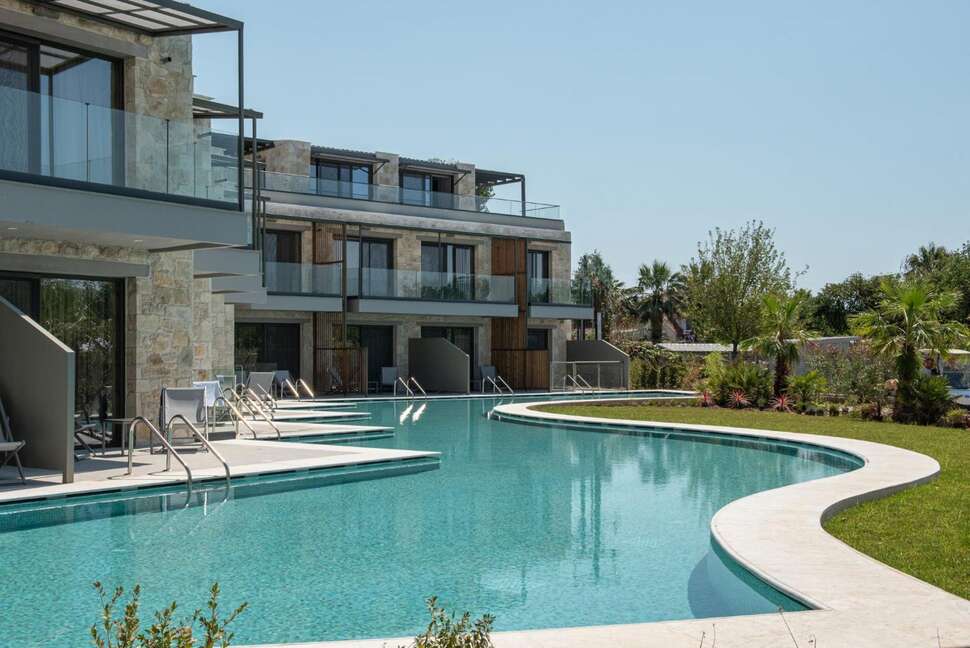 Een foto van het zwembad bij Portes Lithos Luxury Resort