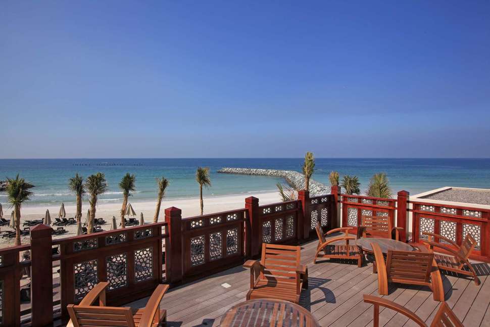 Ein Foto von der Terrasse im The Luxury Collection Hotel Ajman Saray