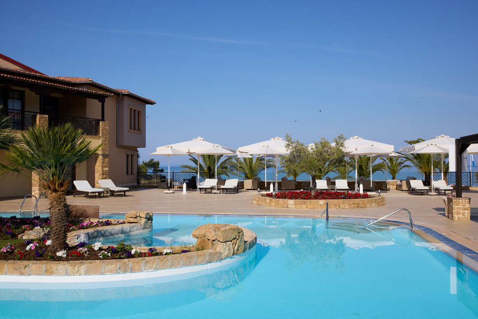 Een foto van het zwembad bij Anthemus Sea Beach Hotel & Spa