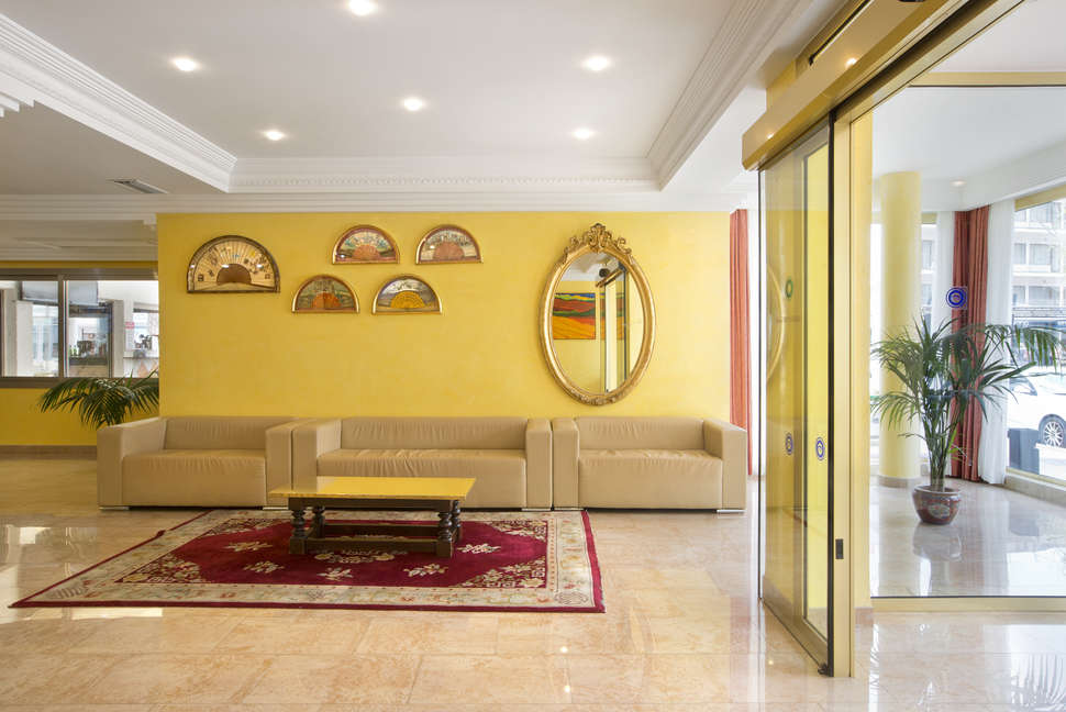 Een foto van het interieur van Hotel Biniamar