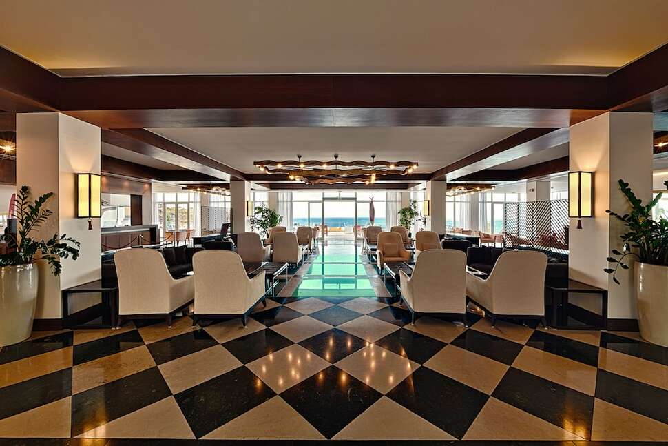 Een foto van het interieur van Apostolata Island Resort & Spa