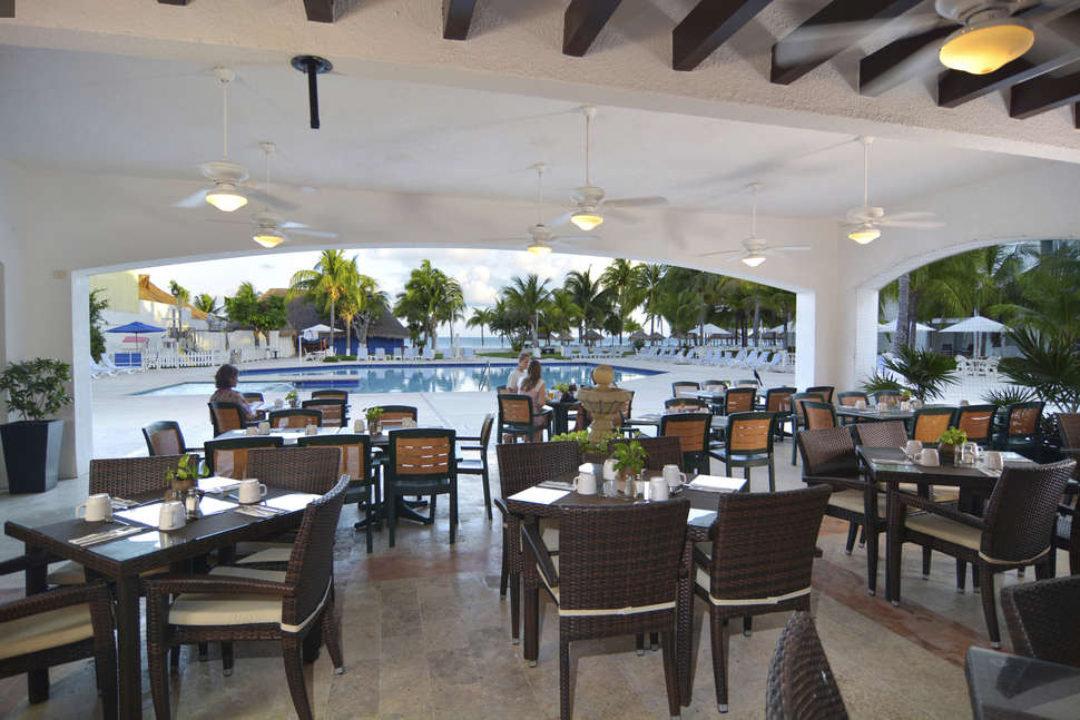 Ein Foto von der Terrasse im Beachscape Kin Ha Villas & Suites